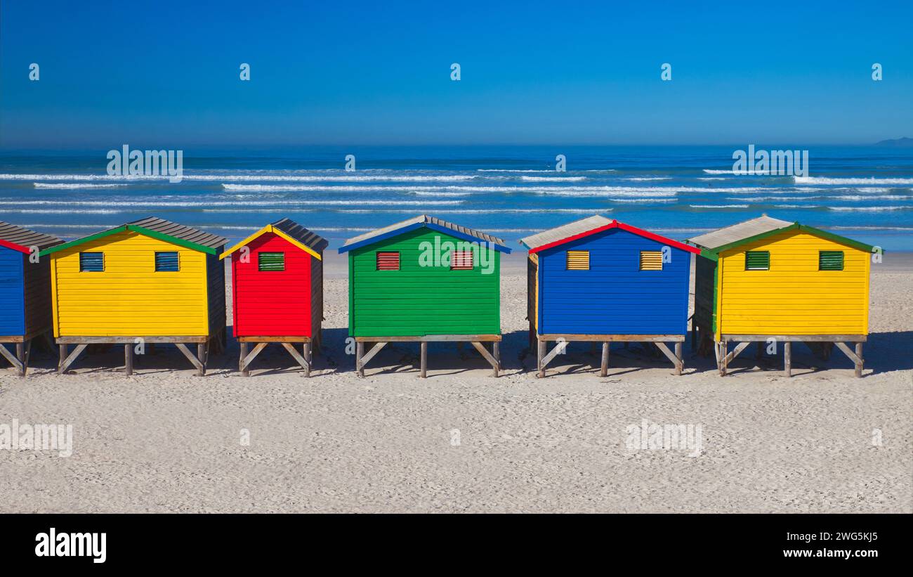 Farbenfrohe Hütten am Strand von muizenberg mit sonnigem blauem Himmel Stockfoto