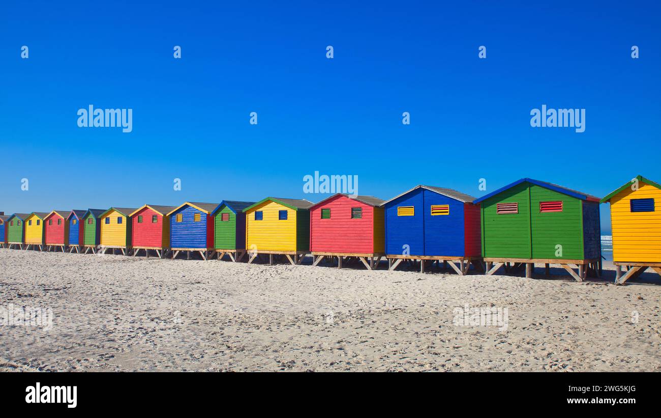 Farbenfrohe Hütten am Strand von muizenberg mit sonnigem blauem Himmel Stockfoto