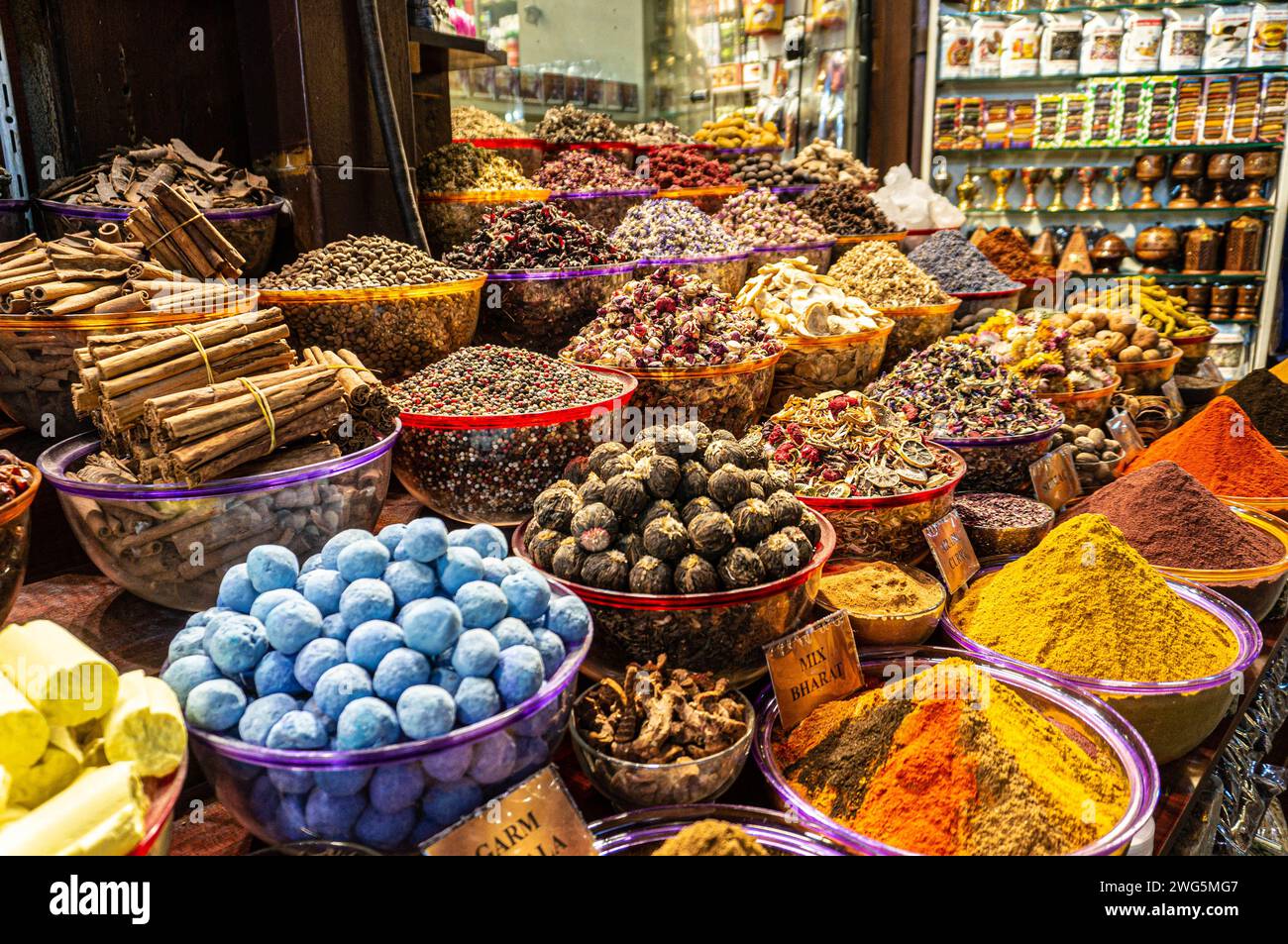 Eine Theke mit Gewürzen und Gewürzen auf dem alten arabischen Gewürzmarkt. Eine große Anzahl von Farben und Aromen. Dubai. Stockfoto