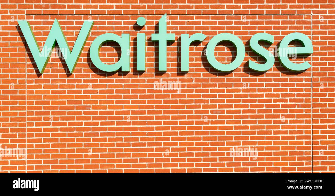 Waitrose-Ladenschild an der Ziegelwand, UK Stockfoto
