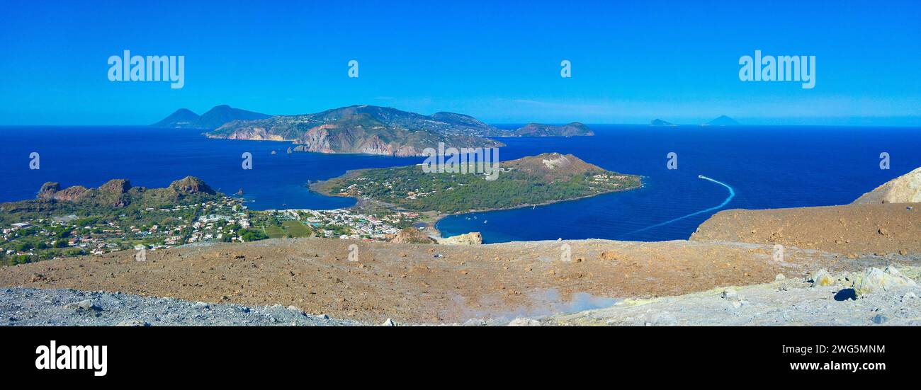 Panoramablick von oben auf die lipari-Inseln Stockfoto