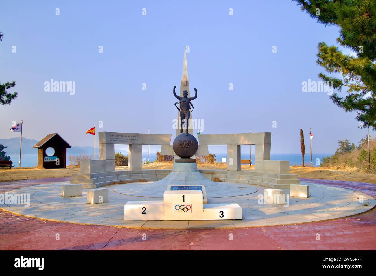 Samcheok City, Südkorea – 28. Dezember 2023: Im Hwang Young-Jo Memorial Park zeigt eine dynamische Statue Hwang Young-Jo triumphierend durch Stockfoto