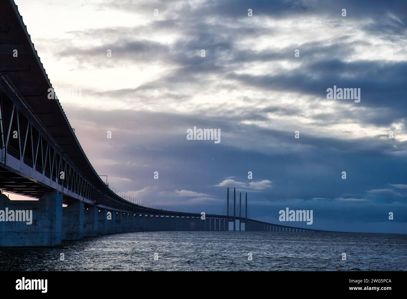 Sonnenuntergang über der Öresund-Brücke Stockfoto