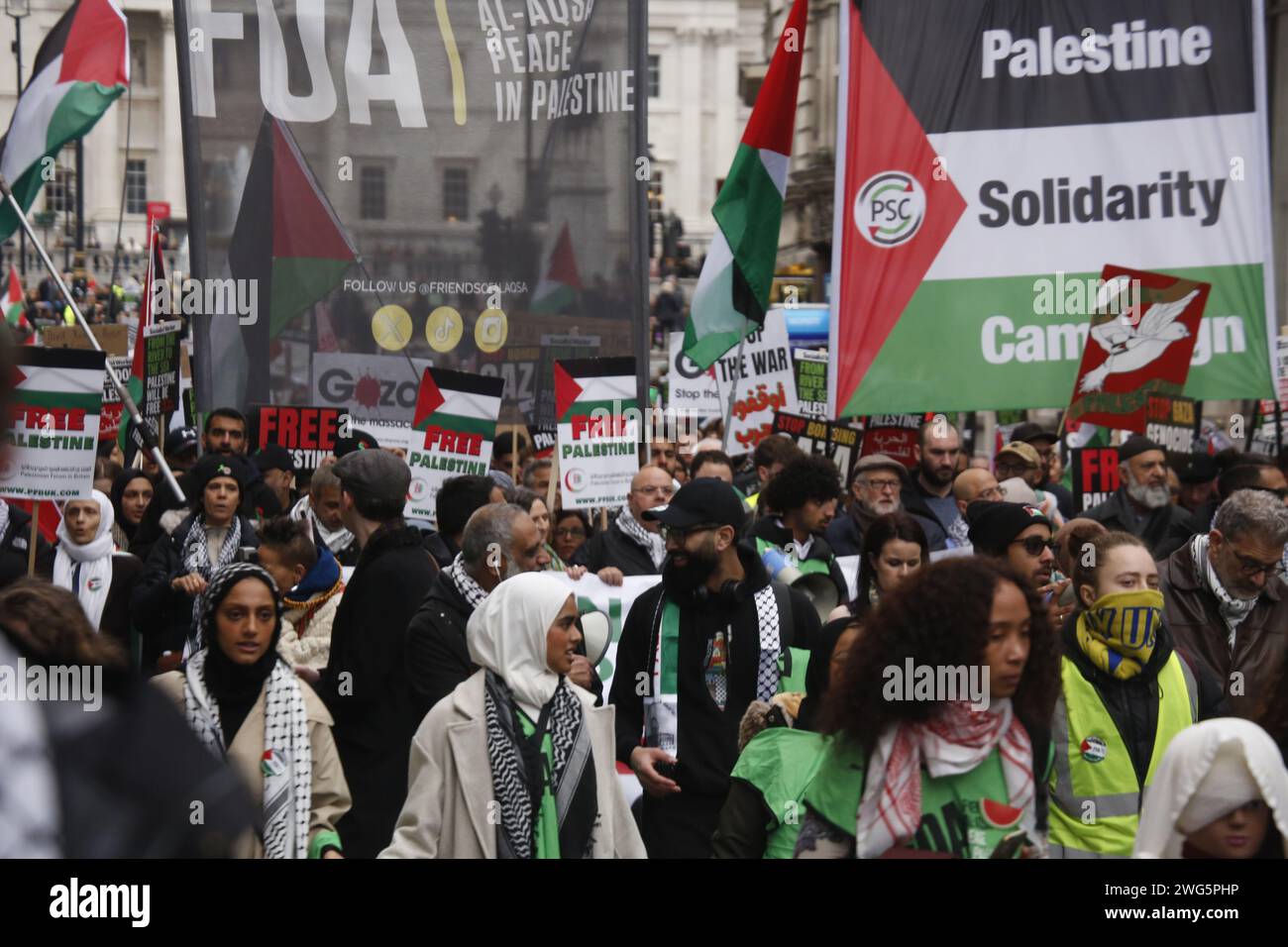 Märsche für Palästina in London fortgesetzt der letzte solidaritätsmarsch mit dem palästinensischen Volk findet in London statt. Der marsch beginnt vor dem Broadcasting House, der Basis der BBC, bevor er durch die Stadt geht und in Whitehall in der Nähe der Downing Street endet. Vermerk: Roland Ravenhill/Alamy. Stockfoto