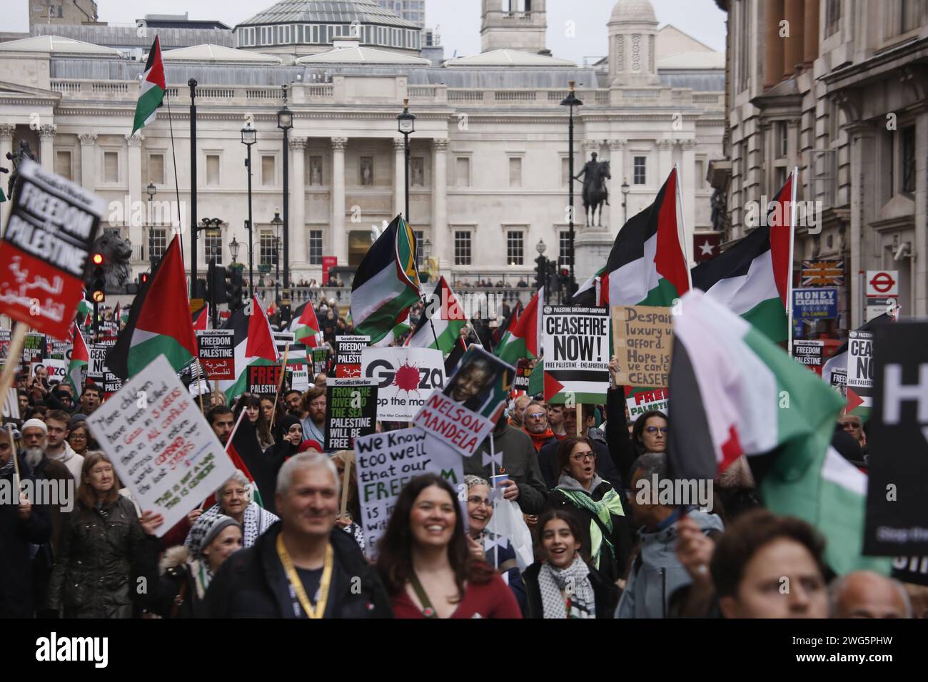 Märsche für Palästina in London fortgesetzt der letzte solidaritätsmarsch mit dem palästinensischen Volk findet in London statt. Der marsch beginnt vor dem Broadcasting House, der Basis der BBC, bevor er durch die Stadt geht und in Whitehall in der Nähe der Downing Street endet. Vermerk: Roland Ravenhill/Alamy. Stockfoto