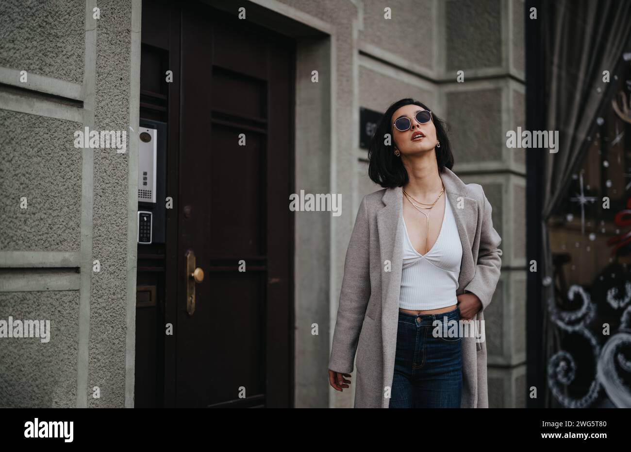 Stilvolles Teenager-Mädchen, das an einem Herbsttag die Straßen der Stadt erkundet und urbane Mode mit lässigem und elegantem Flair präsentiert. Stockfoto