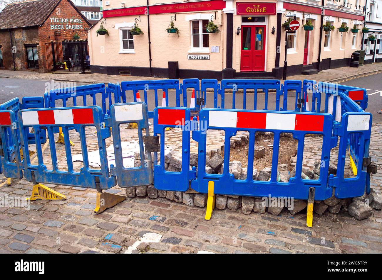 Eton, Windsor, Berkshire, Großbritannien. Februar 2024. Thames Water repariert Rohre in der Eton High Street, Windsor, Berkshire. Kredit: Maureen McLean/Alamy Stockfoto