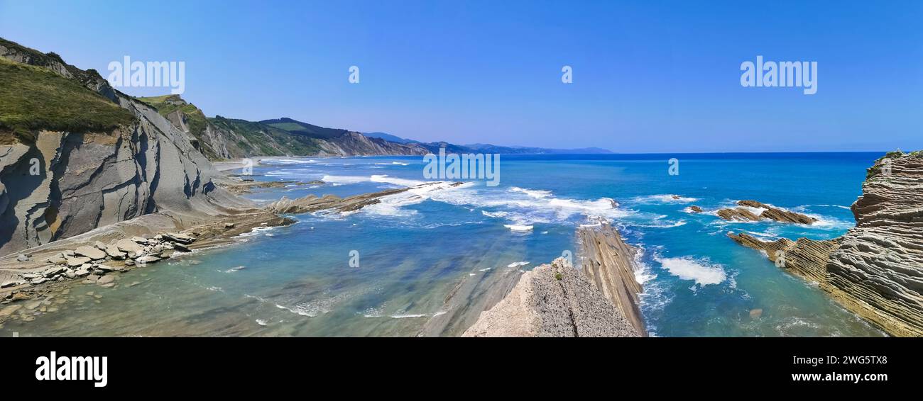 Panorama der Küste von zumaia mit der geologisch einzigartigen Flyschschichtung Stockfoto