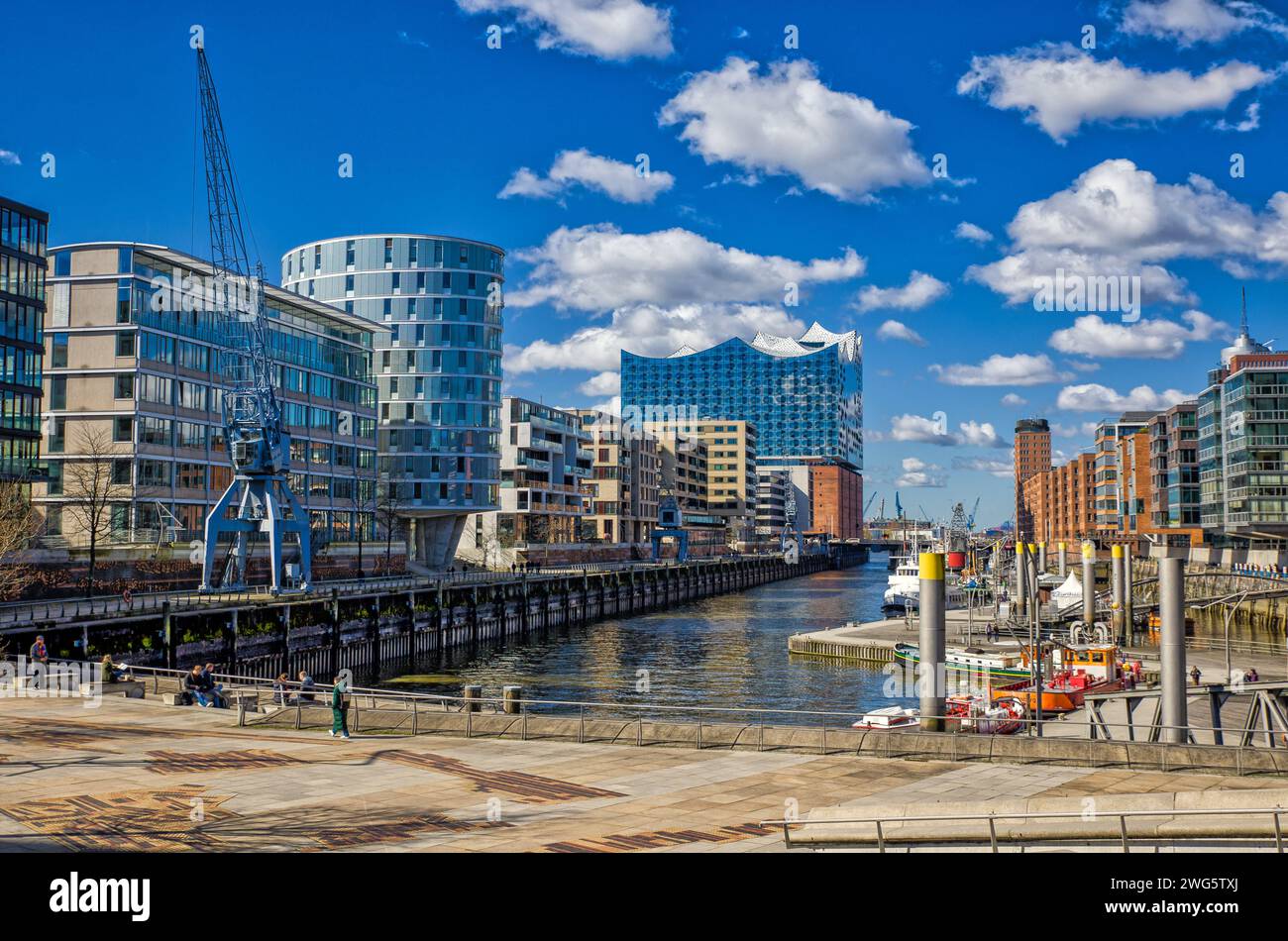 hamburger Blick über die magellan-Terrassen in den sandtorkai bis zur elbphilharmonie unter leicht bewölktem sonnigen Himmel Stockfoto