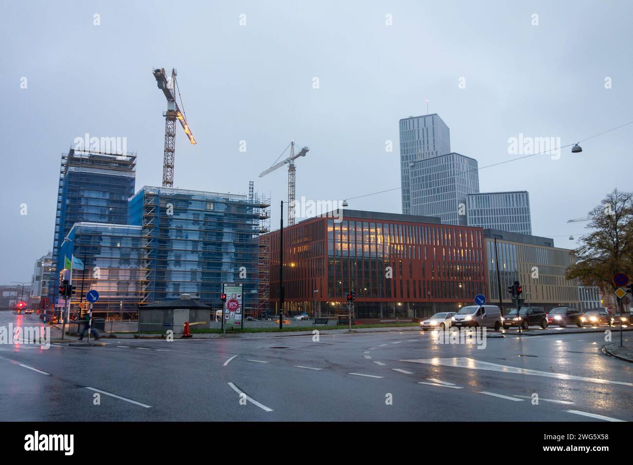 MALMÖ, SCHWEDEN - 25. OKTOBER 2014: Stadtbild von Malmö, Schweden, Slottsgatan Street, SparbanksSTIFTELSEN Skane und Clarion Hotel Malmö Live Stockfoto