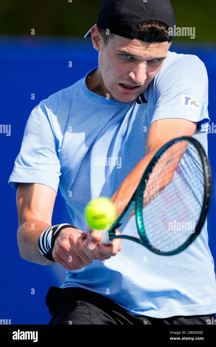 Jakub Mensik aus der Tschechischen Republik im Kampf gegen Dominik Koepfer aus Deutschland im Finale des Canberra International ATP 125 Turniers 2024 Stockfoto