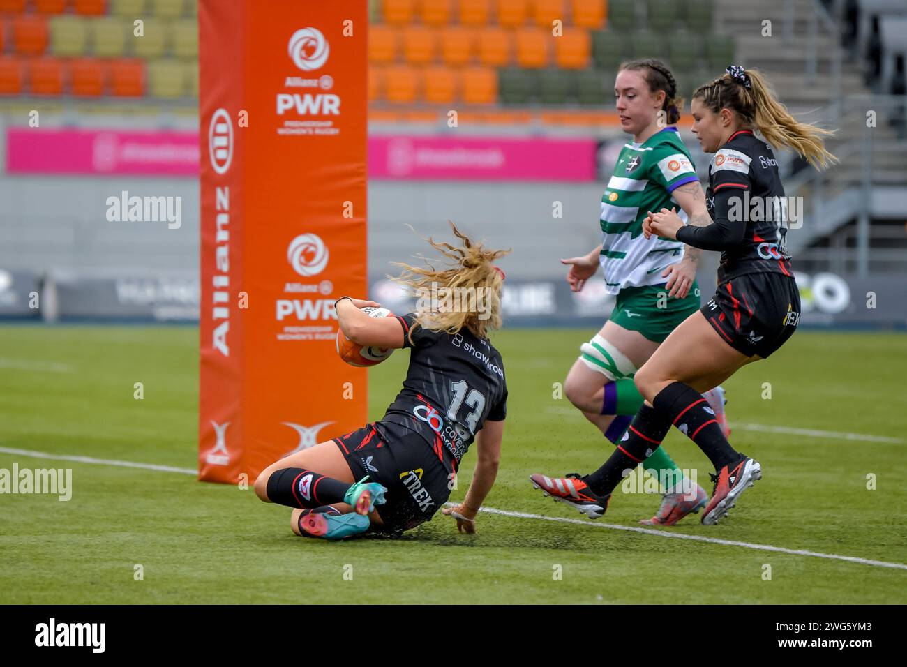 London, England am 3. Februar 2024. Sydney Gregson von Saracens Women fährt für die Linie, um Saracens Women Eröffnungstour beim Match der Women's Allianz Premier 15s zwischen Saracens Women und Trailfinders Women im StoneX Stadium zu erzielen, Foto von Phil Hutchinson. Nur redaktionelle Verwendung, Lizenz für kommerzielle Nutzung erforderlich. Keine Verwendung bei Wetten, Spielen oder Publikationen eines einzelnen Clubs/einer Liga/eines Spielers. Quelle: UK Sports Pics Ltd/Alamy Live News Stockfoto