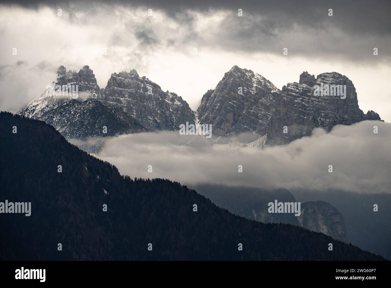 Civetta Resort. Panoramablick auf die Dolomiten im Winter, Italien. Skigebiet in den Dolomiten, Italien. Blick von der Drohne auf die Skipisten und den Berg Stockfoto