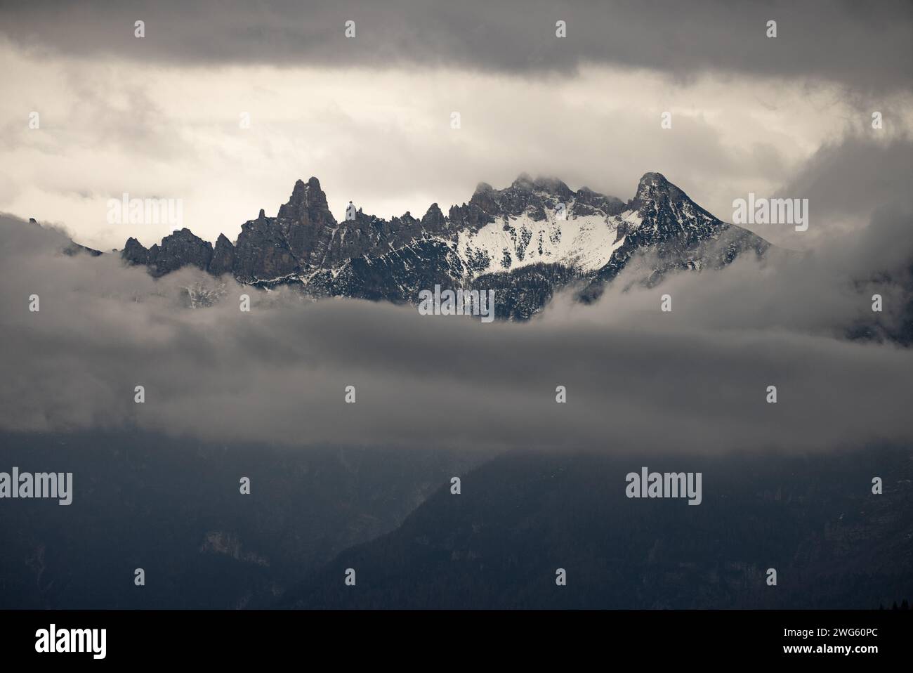 Civetta Resort. Panoramablick auf die Dolomiten im Winter, Italien. Skigebiet in den Dolomiten, Italien. Blick von der Drohne auf die Skipisten und den Berg Stockfoto