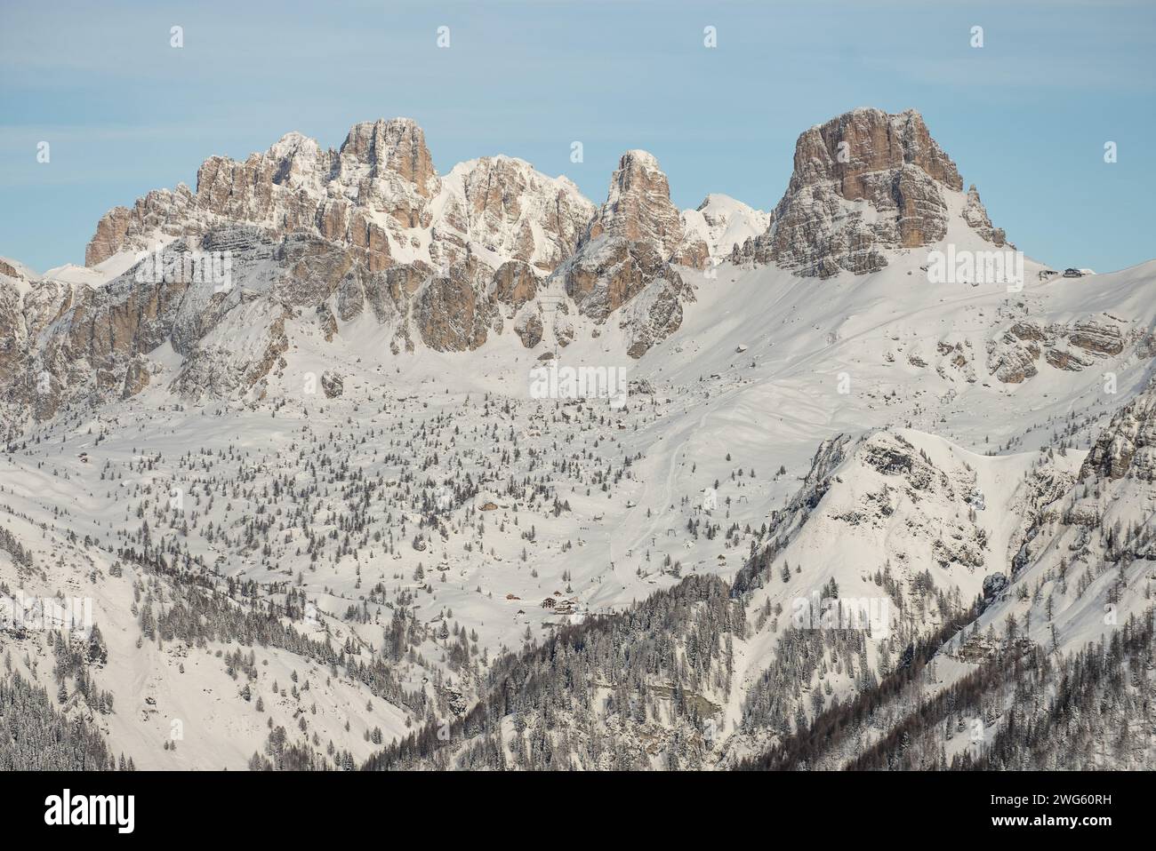 Civetta Resort. Panoramablick auf die Dolomiten im Winter, Italien. Skigebiet in den Dolomiten, Italien. Blick von der Drohne auf die Skipisten und den Berg Stockfoto