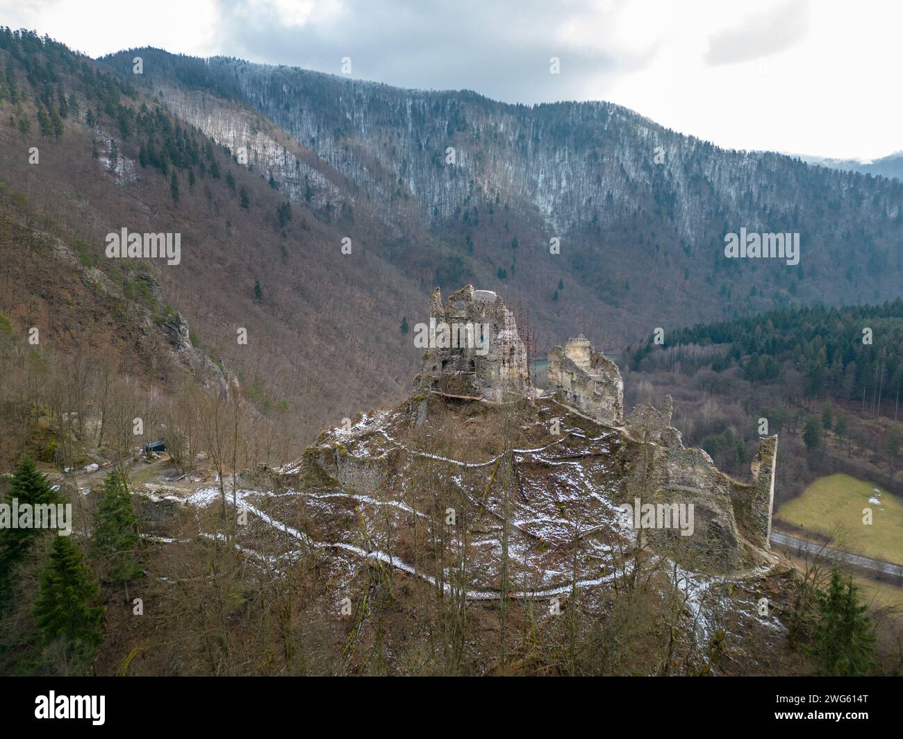 Aus der Vogelperspektive auf das Schloss Strecno, Slowakei. Stockfoto