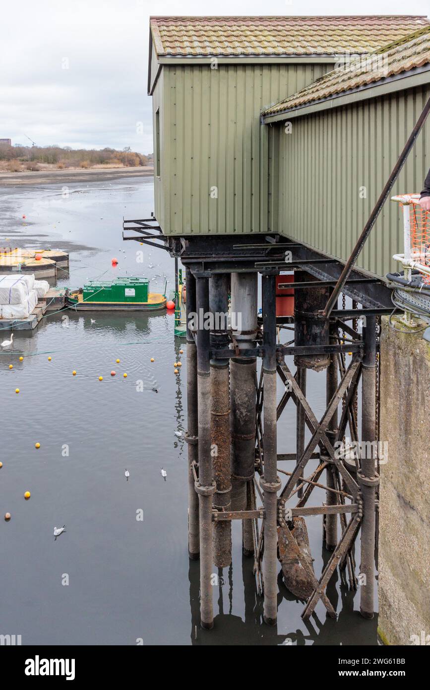 Brent Reservoir (Walisische Harfe), Großbritannien. Februar 2024. Canal & River Trust setzt ein fünfmonatiges Programm mit wichtigen Winterpflegearbeiten am Brent Reservoir Site of Special Scientific Interest (SSSI), auch bekannt als Welsh Harp, fort. Das Äquivalent von 400 olympischen Schwimmbädern wird entwässert, um eine Wartung der einmaligen Generation zu ermöglichen. Reparaturen an den Ketten und Stangen, die die Schleusen des Reservoirs bedienen, und Neulackierung des Ventilhausturms, von wo aus die Schleusentore, die den Wasserstand im Reservoir steuern, betrieben werden. Quelle: amanda Rose/Alamy Live News Stockfoto