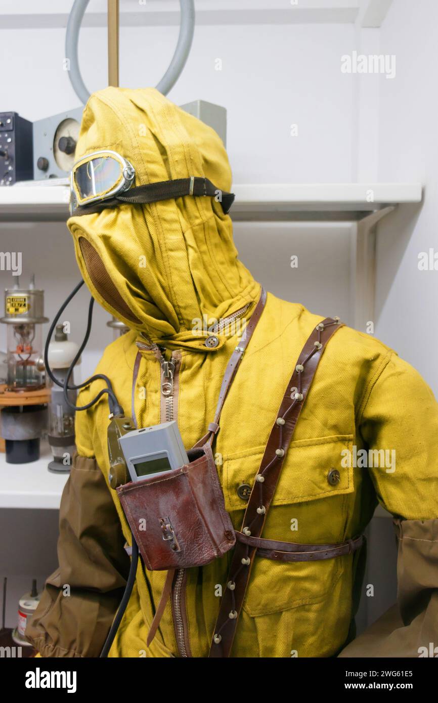Strahlungs-/nuklearer Schutzanzug und Ausrüstung MOD Hack grün geheimer Bunker Cheshire, verwendet im Atomschutzkeller des Kalten Krieges, Kommandoposten Stockfoto