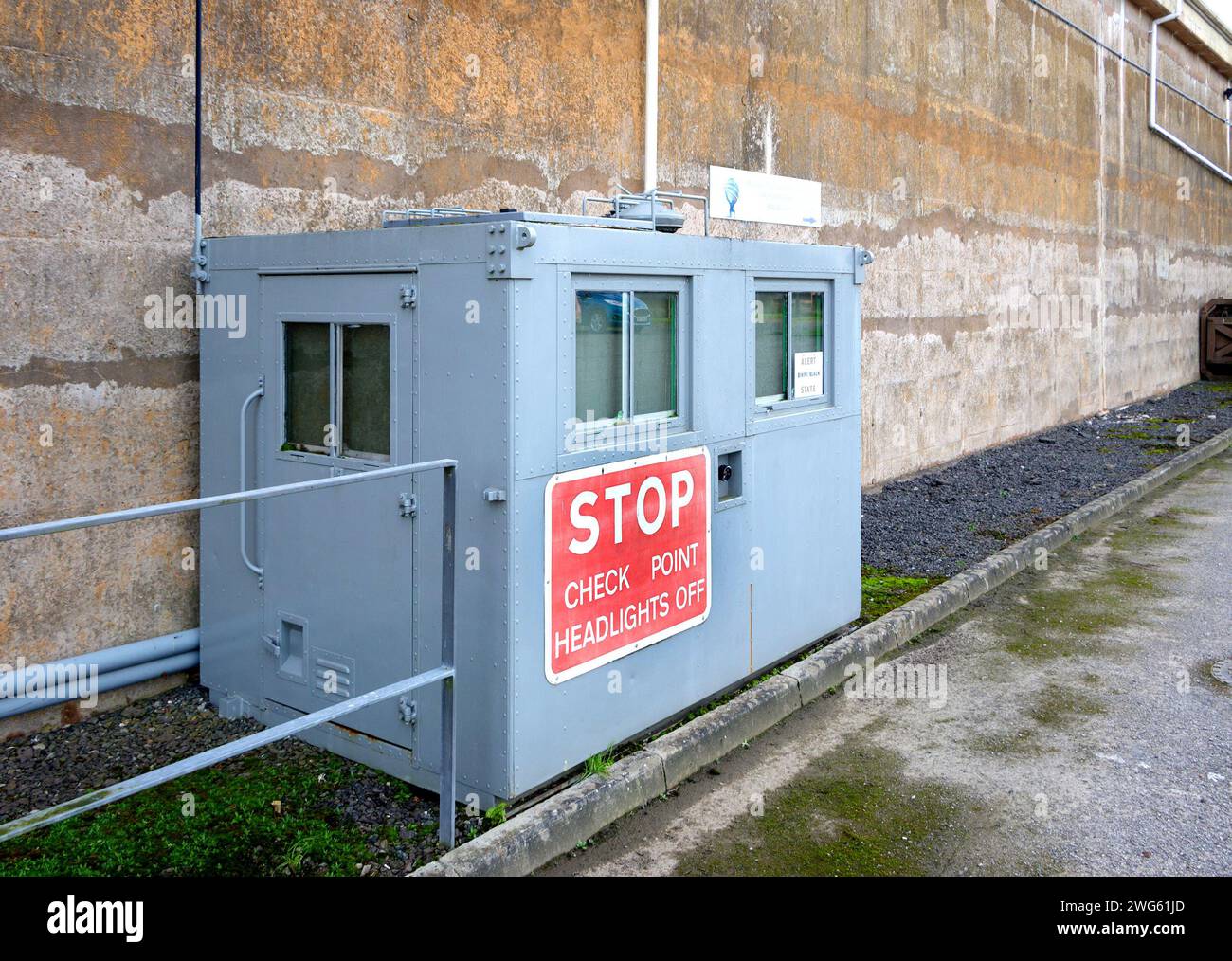 Graues Stahl-Kontrollpunktgebäude mit Stoppschild MOD Hack Green Secret Bunker cheshire, verwendet in einem Atombombenschutzraum im Kalten Krieg, Kommandoposten jetzt ein Museum Stockfoto