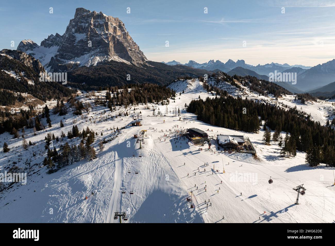 Civetta Resort. Panoramablick auf die Dolomiten im Winter, Italien. Skigebiet in den Dolomiten, Italien. Blick von der Drohne auf die Skipisten und den Berg Stockfoto