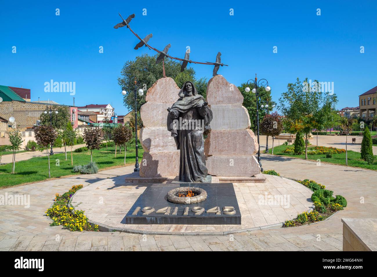 DERBENT, RUSSLAND - 27. SEPTEMBER 2021: Ewige Flamme am Denkmal „Trauernde Mutter“. Derbent. Republik Dagestan. Russland Stockfoto