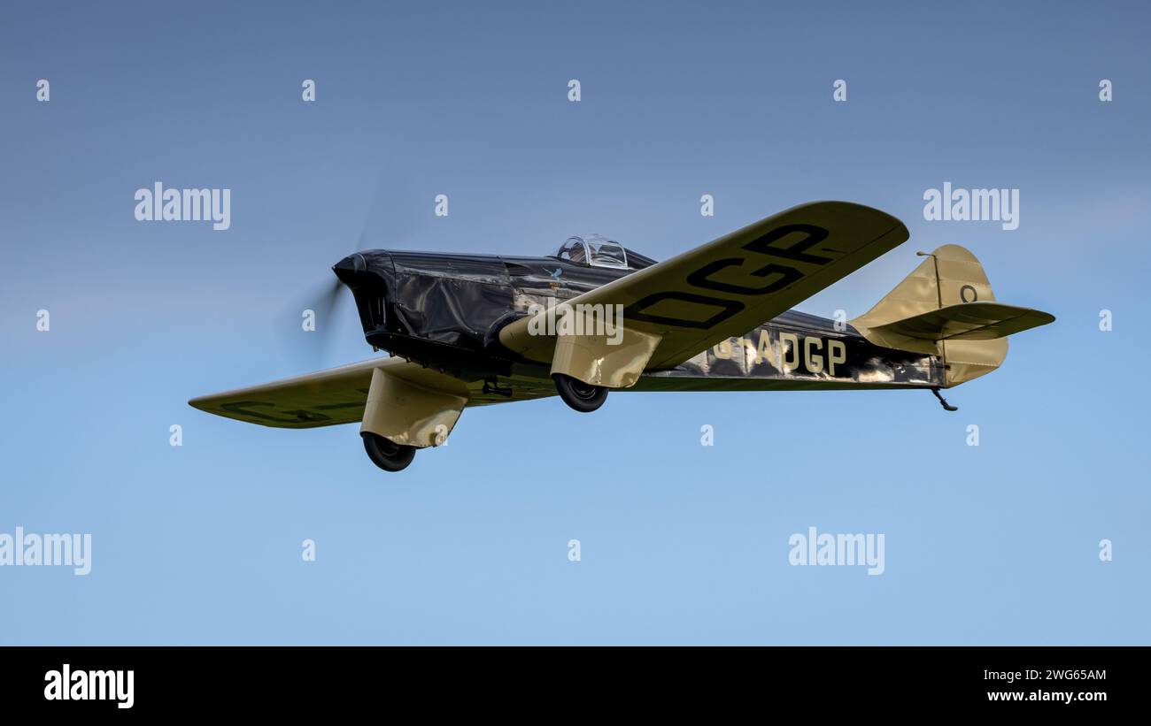 Old Warden, Großbritannien - 2. Oktober 2022: Oldtimer-Flugzeuge mit 1930 Meilen Hawk Speed Six fliegen nahe am Boden Stockfoto