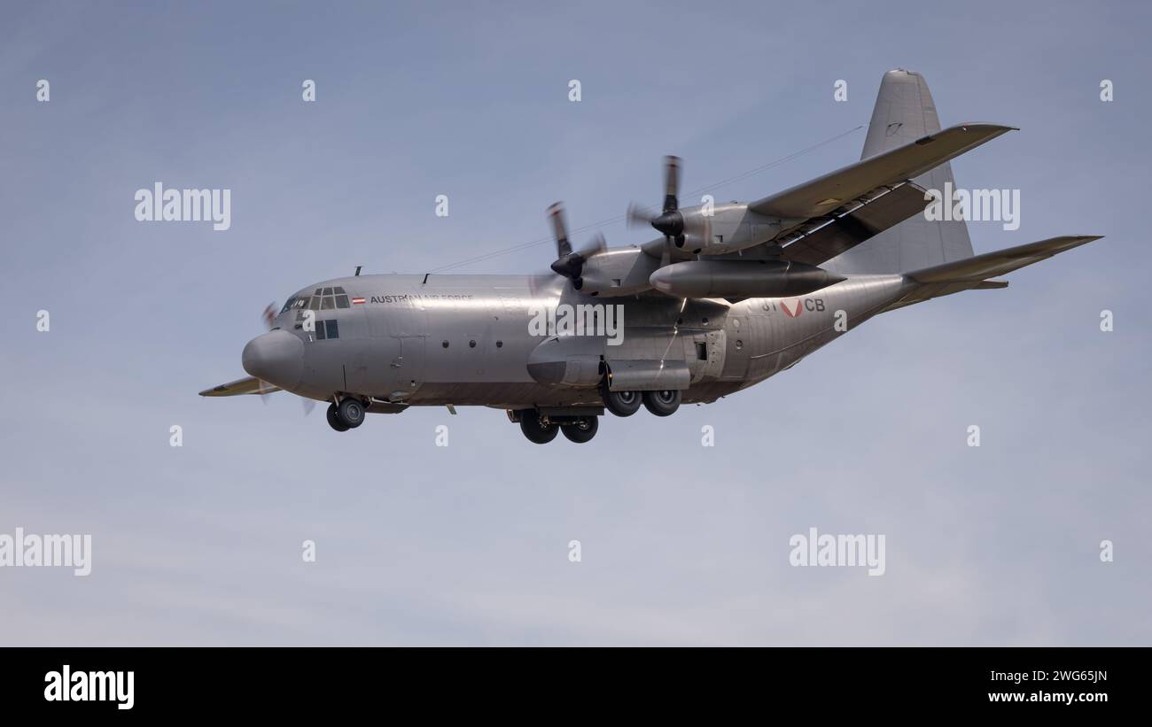 Fairford, Großbritannien - 14. Juli 2022: Ein Lockheed C-130 Hercules Transportflugzeug landet auf dem Flugplatz Stockfoto