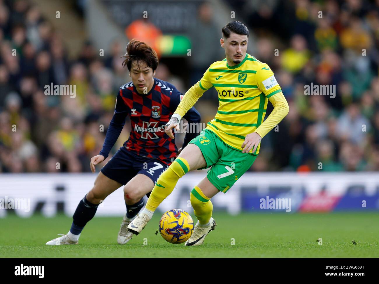 Tatsuhiro Sakamoto von Coventry City (links) und Borja Sainz von Norwich City kämpfen um den Ball während des Sky Bet Championship Matches in Carrow Road, Norwich. Bilddatum: Samstag, 3. Februar 2024. Stockfoto