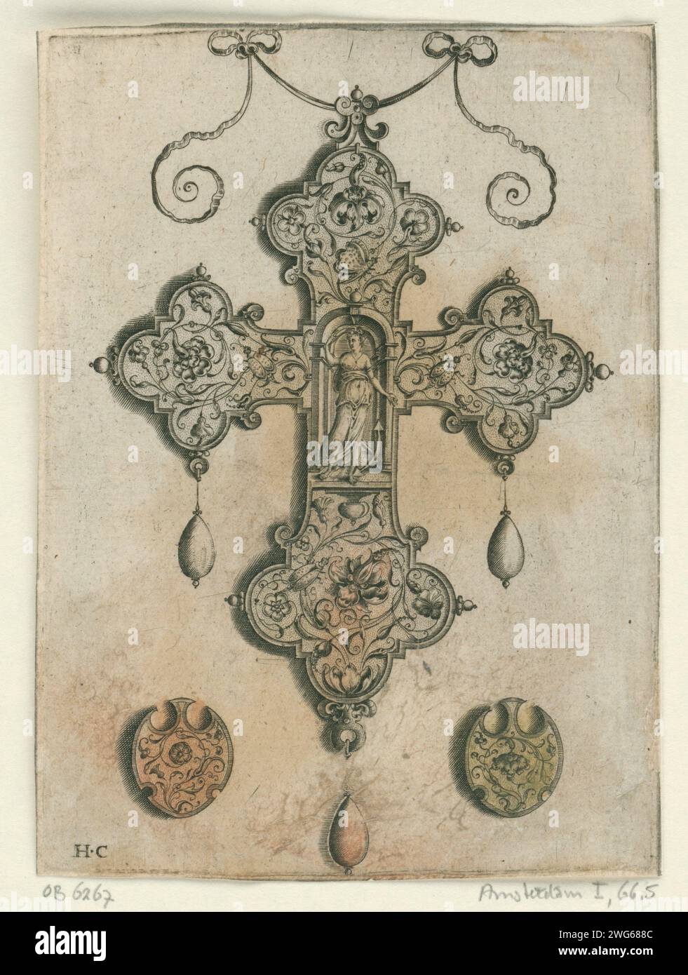 Vorderseite eines kreuzförmigen Anhängers mit spes in Nische, ca. 1585 - vor 1599 gedruckt Vorderseite eines kreuzförmigen Anhängers. In der Mitte eine halbrunde Nische, in der Spes mit Anker steht. Unten links und unten rechts ein fast rundes Kostümschmuck. Eine von 6 Klingen aus einer Serie von 10 Blättern mit Anhängern. An jedem Anhänger hängen drei Perlen. Außerdem zwei oder vier kleine Kostümschmuck auf jedem Blatt. Niederlande (möglicherweise) Papierstich Hope, 'Spes'; 'Speranza divina e certa' (Ripa)  eine der drei theologischen Tugenden. Anhänger, Schmuckstück, „Breloque“ Stockfoto