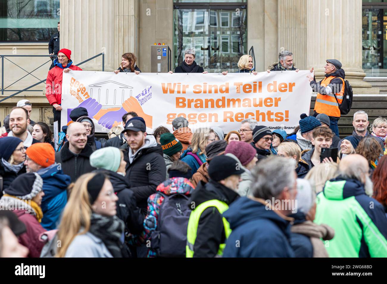 03. Februar 2024, Niedersachsen, Hannover: Teilnehmer einer Demonstration gegen Rechtsextremismus und AfD bilden vor dem Haupteingang des Niedersächsischen landtags eine Menschenkette. Auf den Stufen zum landtag halten die Teilnehmer ein Banner mit der Aufschrift „Wir sind Teil der Firewall gegen die Rechte!“ Zusammen mit Hanna Naber (SPD, 3. Von links), Präsidentin des landtags. Die Allianz "Bunt statt Braun" hat zur Demonstration aufgerufen. Mit der Demonstration wollen die Teilnehmer ein Beispiel für Widerstand gegen rechtsextreme Aktiviti setzen Stockfoto