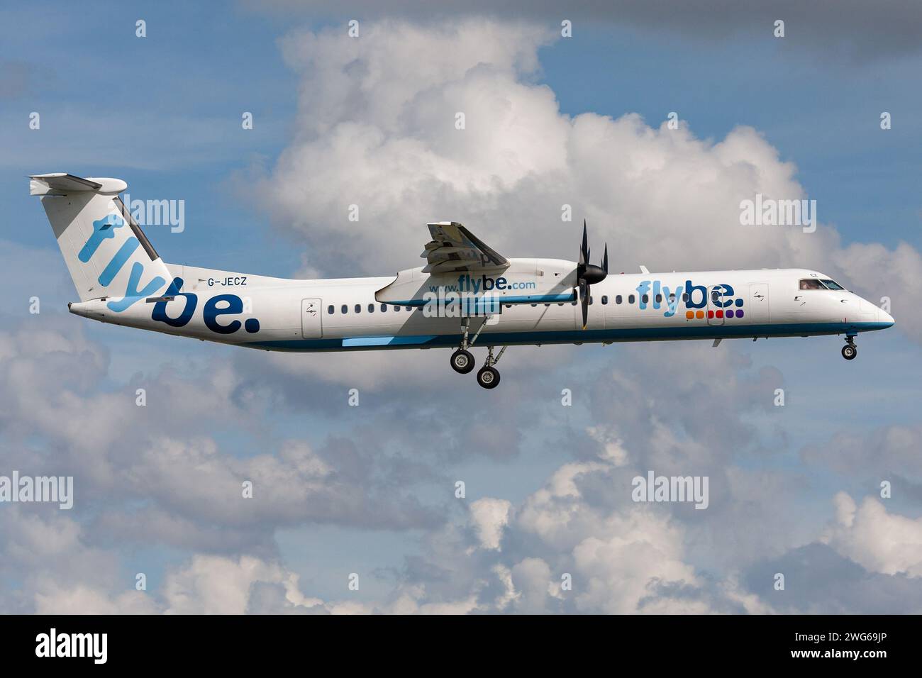 British flybe Bombardier DHC-8-400 Dash 8 mit Registrierung G-JECZ im kurzen Finale für Amsterdam Airport Schiphol Stockfoto