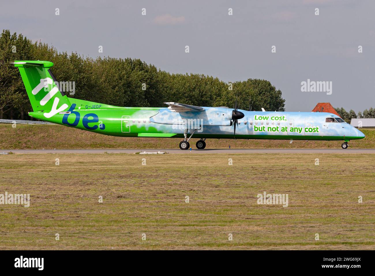 British flybe Bombardier DHC-8-400 Dash 8 mit Registrierung G-JEDP in spezieller Öko-Lackierung rollend auf Rollweg V des Amsterdamer Flughafens Schiphol Stockfoto