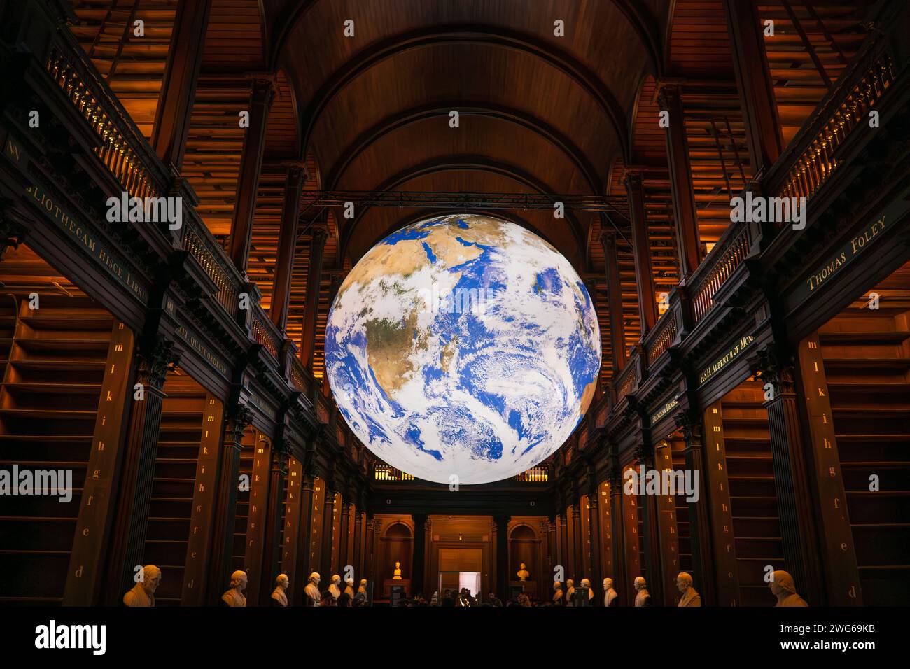 Gaia von Luke Jerram, bei der Führung durch das Buch der Kells und die alte Bibliothek in Dublin, Irland. Die Erdkugel im Trinity College Dublin Stockfoto