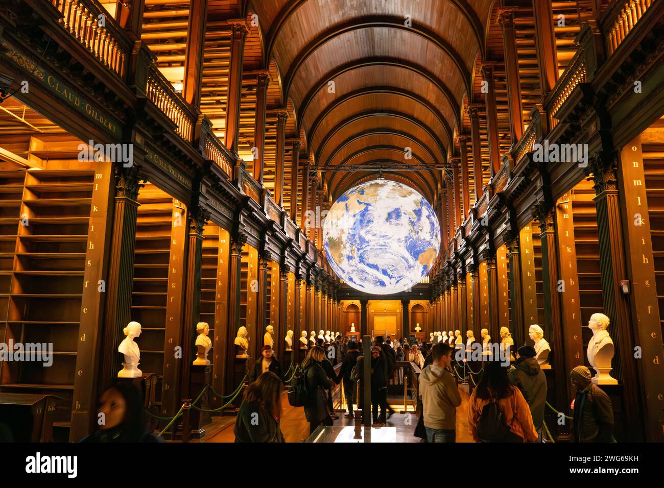 Gaia von Luke Jerram, bei der Führung durch das Buch der Kells und die alte Bibliothek in Dublin, Irland. Die Erdkugel im Trinity College Dublin Stockfoto