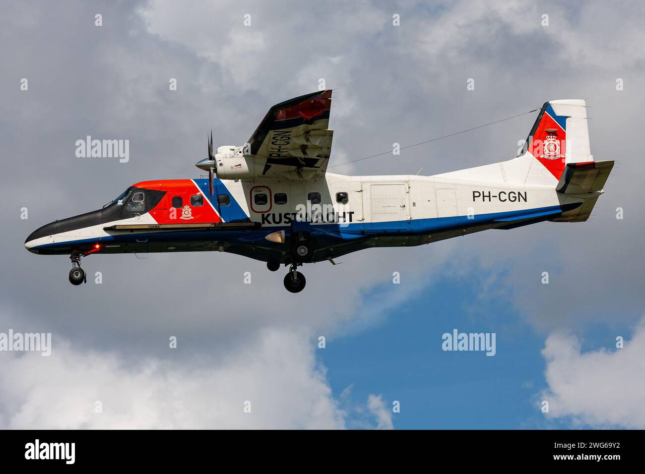 Niederlande Coastguard Dornier 228 mit Registrierung PH-CGN im Finale für Amsterdam Airport Schiphol Stockfoto