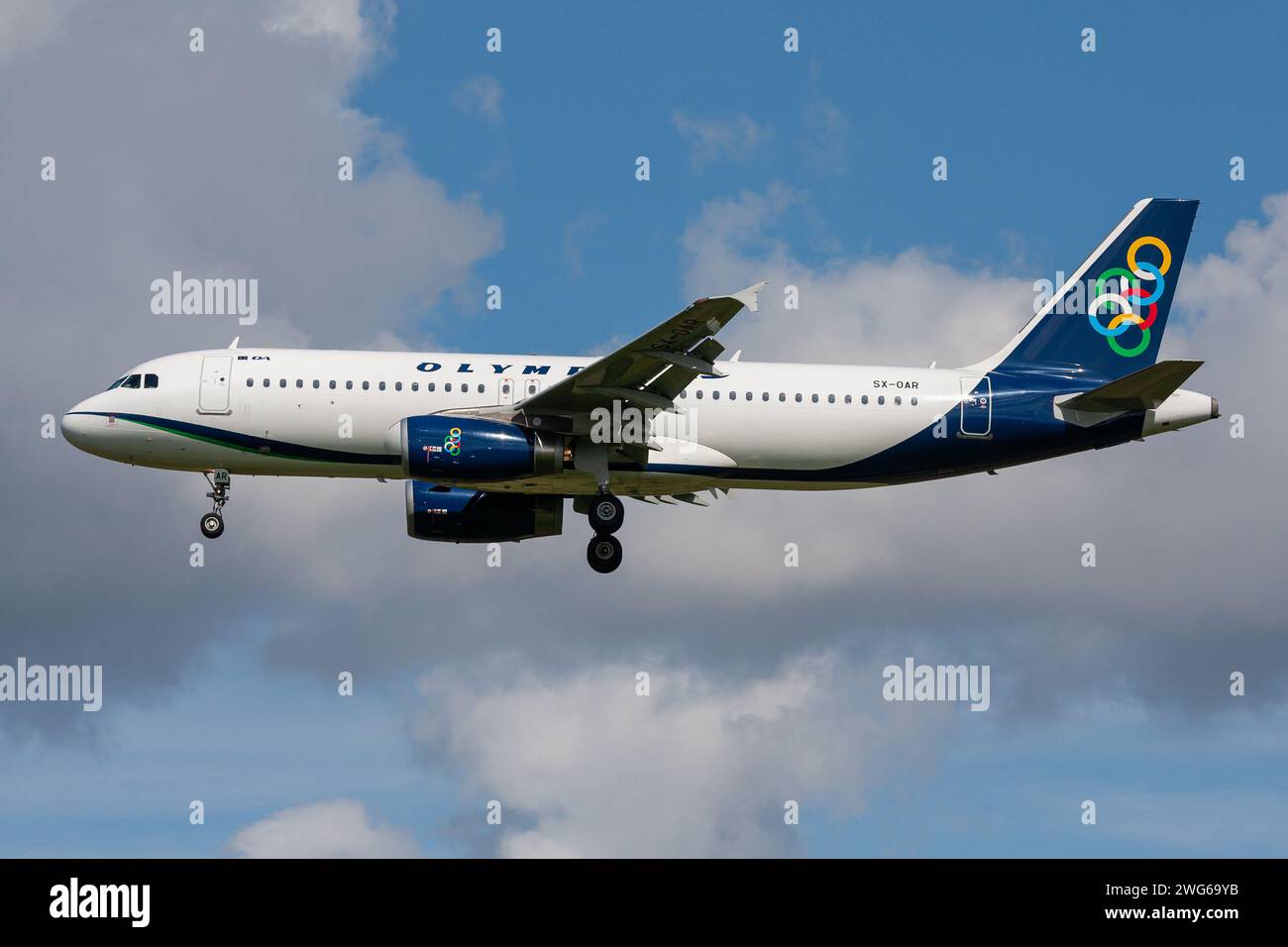 Der griechische Olympic Air Airbus A320-200 mit der Registrierung SX-OAR im Finale für den Flughafen Amsterdam Schiphol Stockfoto