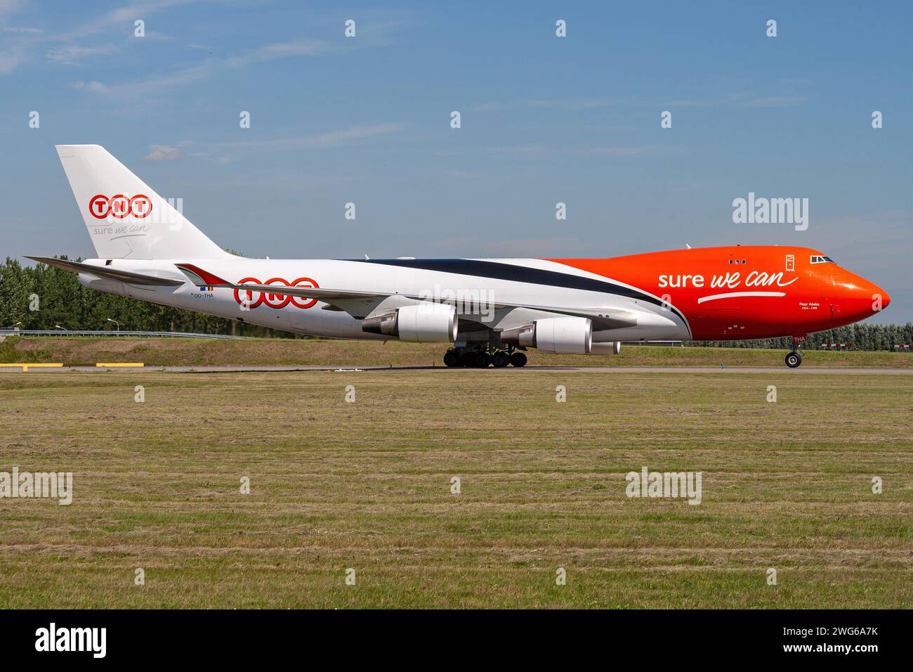 TNT Airways Boeing 747-400F mit Registrierung OO-THA rollend auf Rollweg V des Amsterdamer Flughafens Schiphol Stockfoto