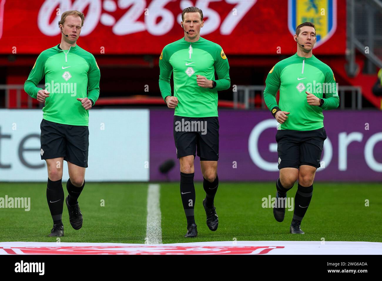 Enschede, Niederlande. Februar 2024. ENSCHEDE, NIEDERLANDE - 3. FEBRUAR: Aufwärmphase von Assistent Schiedsrichter Frans Ozinga, Schiedsrichter Sander van der Eijk, Assistent Schiedsrichter Michael Osseweijer während des niederländischen Eredivisie-Spiels zwischen FC Twente und RKC Waalwijk am 3. Februar 2024 in de Grolsch Veste in Enschede, Niederlande. (Foto: Hans van der Valk/Orange Pictures) Credit: dpa/Alamy Live News Stockfoto