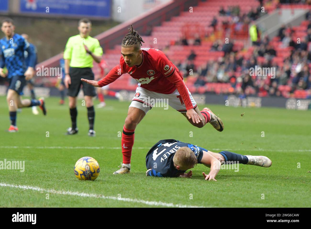 London, England. Februar 2024. Louie Sibley aus Derby County wird von Tennai Watson aus Charlton Athletic während des Spiels der Sky Bet EFL League One zwischen Charlton Athletic und Derby County bekämpft. Kyle Andrews/Alamy Live News Stockfoto