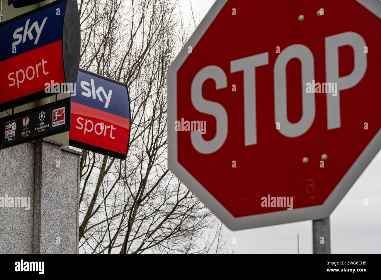 Stopp-Schild für Sky Sport Logo an Hausfassade 03.02.2024, Limburg: Symbolfoto, Illustrationsbild, Symbolbild, Illustrationsfoto Stopp-Schild für Sky Sport Logo an Hausfassade ein markantes Bild, das ein Stoppschild im Vordergrund zeigt, mit dem Logo von Sky Sport, das an einer Hausfassade zu sehen ist. Das Werbeschild symbolisiert das es sich um eine Sky Sports Bar handeln. Limburg Hessen Deutschland *** Stoppschild vor Sky Sport Logo an Hausfassade 03 02 2024, Limburg Symbol Foto, Illustrationsbild, Symbolbild, Illustrationsfoto Stoppschild vor Sky Sport Logo an Hausfassade A Stockfoto