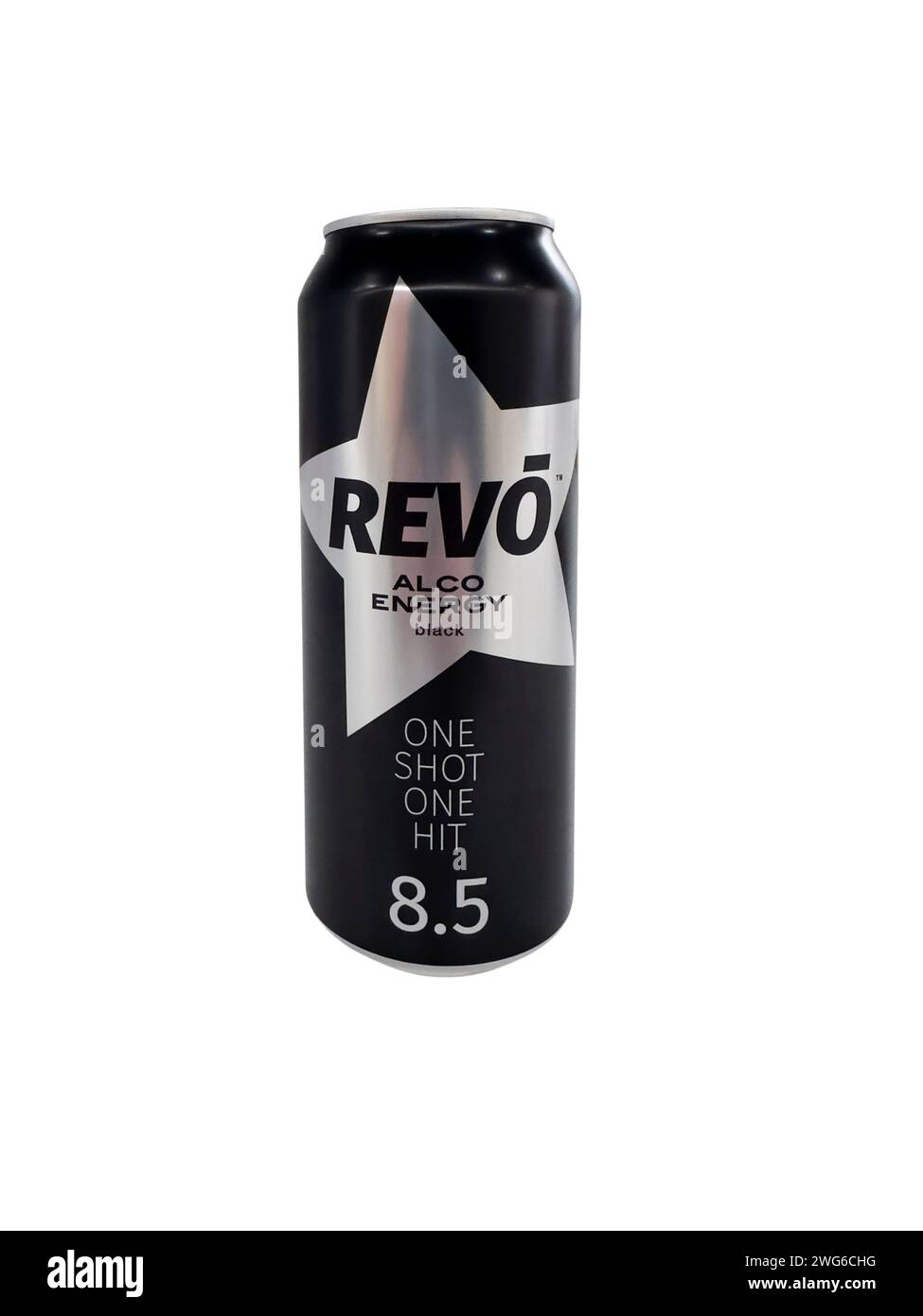 Kiew, Ukraine - 03. Februar 2024: CAN REVO ALCO ENERGY Black 0,5l auf isoliertem weißem Hintergrund Stockfoto