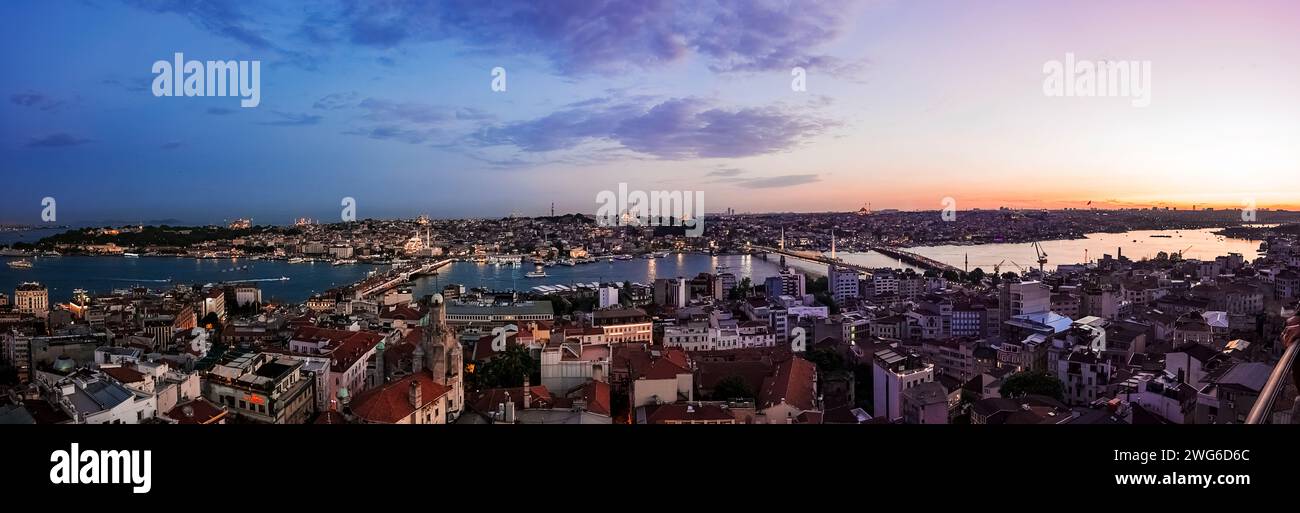 Wunderschöne Aussicht auf den bosporus, goldene Hornseite, auf die Stadt Istanbul bei Sonnenuntergang, fotografiert vom Dach des Galata-Turms Stockfoto