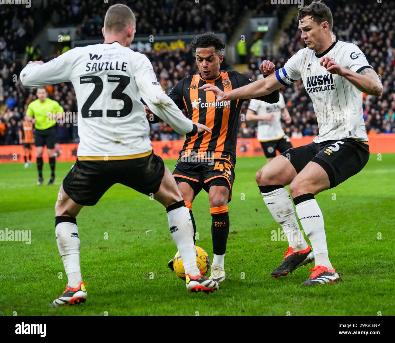 RUMPF, GROSSBRITANNIEN. Februar 2024. EFL Championship Football League: Hull City AFC gegen Millwall FC. Fabio Carvalho von Hull City tritt gegen George Saville und Jake Cooper von Millwall FC auf. Paul Whitehurst/Alamy Live News Stockfoto