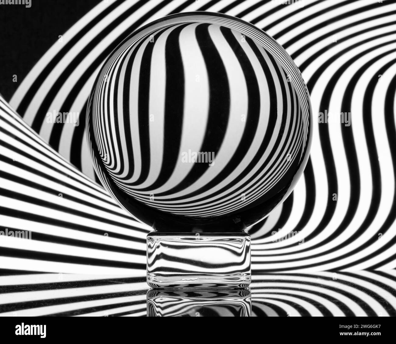 Schwarz-weiß-Muster, durch eine Objektivkugel betrachtet und reflektiert Stockfoto
