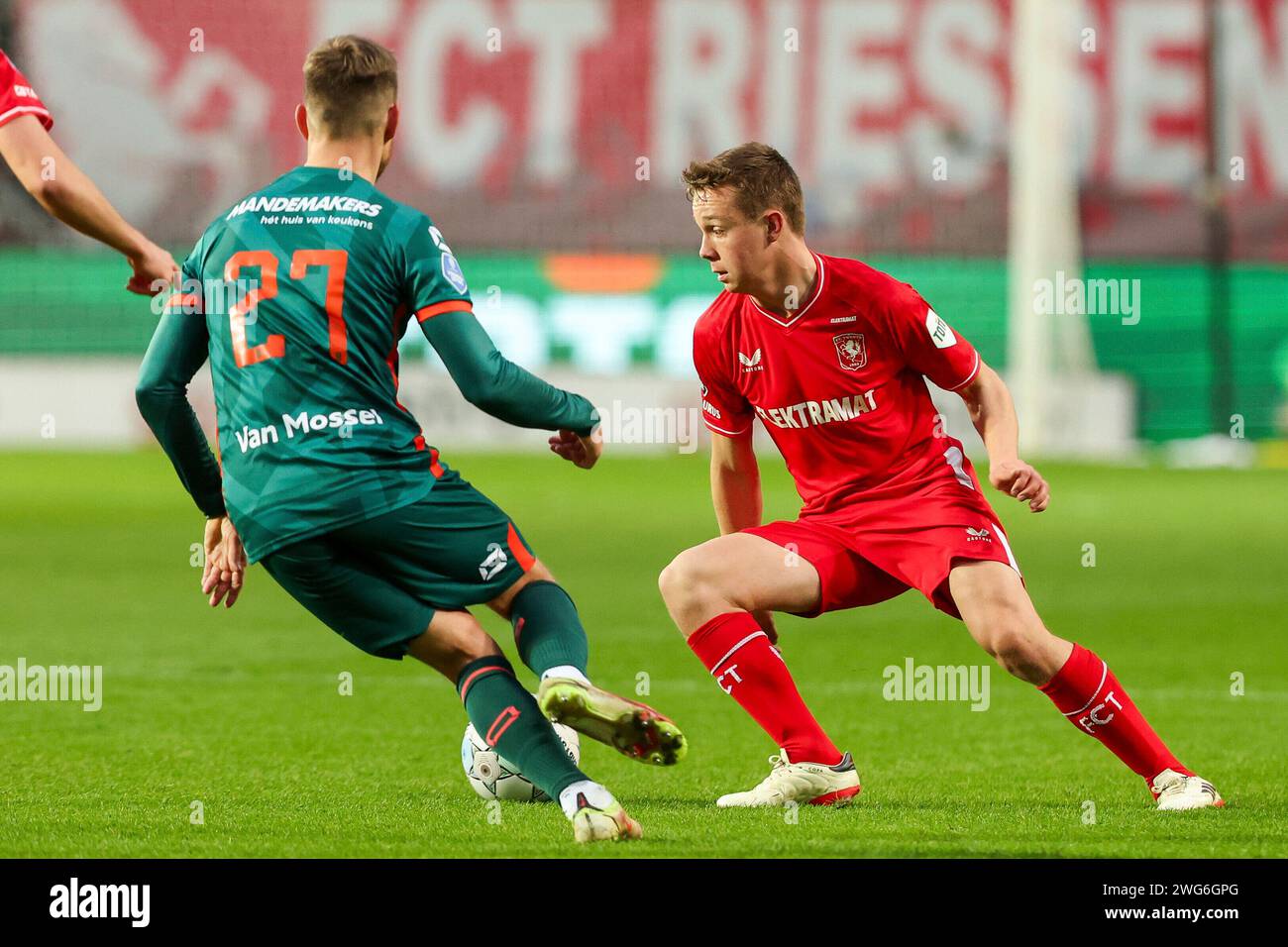 Enschede, Niederlande. Februar 2024. ENSCHEDE, NIEDERLANDE - 3. FEBRUAR: Mathias Kjolo vom FC Twente wird am 3. Februar 2024 in de Grolsch Veste von RKC Waalwijk in Enschede, Niederlande, von Reuven Niemeijer vom RKC Waalwijk im niederländischen Eredivisie-Spiel zwischen dem FC Twente und dem RKC Waalwijk gefordert. (Foto: Hans van der Valk/Orange Pictures) Credit: dpa/Alamy Live News Stockfoto