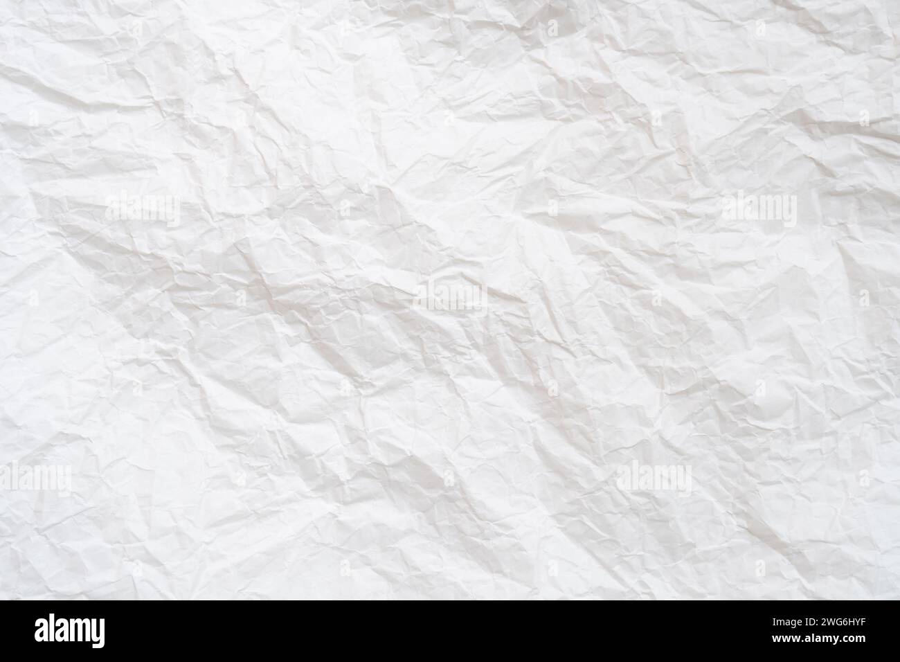 Zerknittertes oder zerknittertes weißes Schablonenpapier wird für zerknittertes Papier im Hintergrund verwendet. Stockfoto