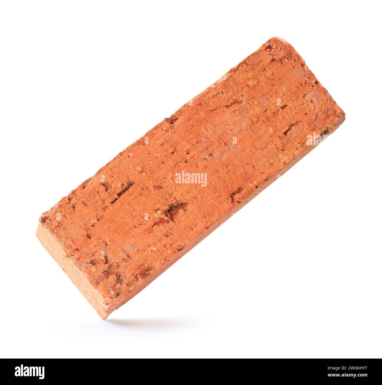Einzelner gerissener alter roter oder oranger Stein ist isoliert auf weißem Hintergrund mit Beschneidungspfad Stockfoto