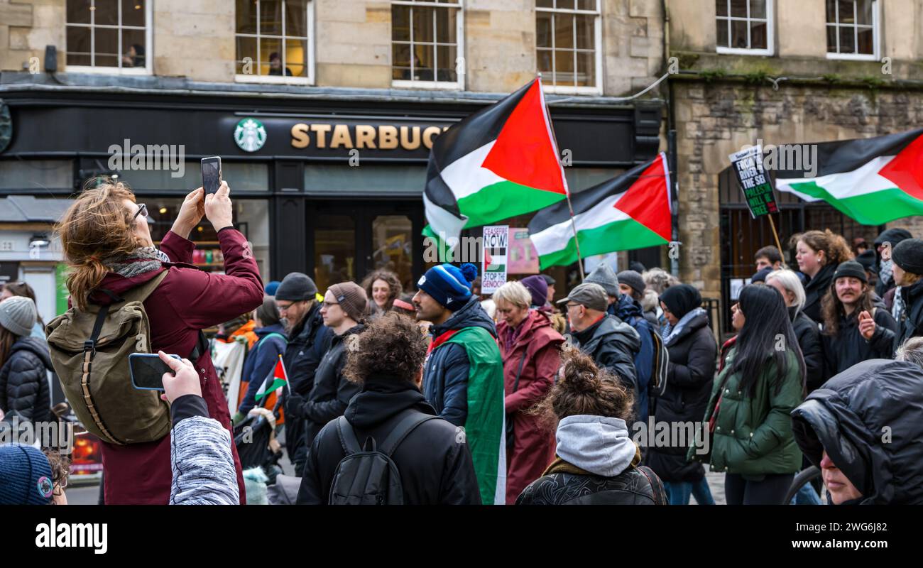 Royal Mile, Edinburgh, Schottland, Großbritannien, 3. Februar 2024. Pro-palästinensischer Marsch: Hunderte von Menschen marschieren in einer Demonstration gegen Israel, die von der schottischen Solidaritätskampagne für Palästina organisiert wird. Quelle: Sally Anderson/Alamy Live News Stockfoto