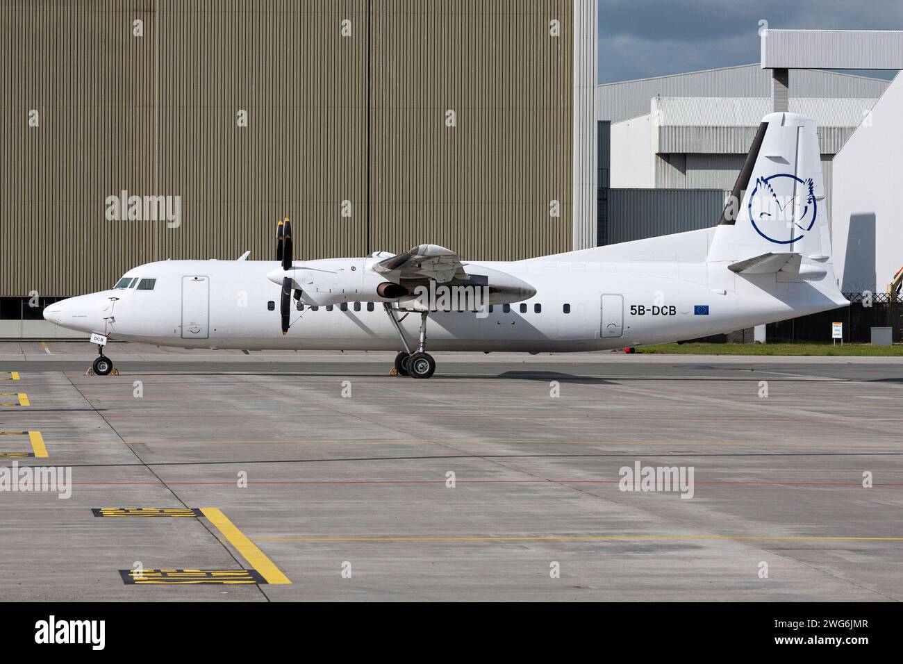 Freedom Airways Fokker 50 mit der Registrierung 5B-DCB parkt am Flughafen Amsterdam Schiphol Stockfoto