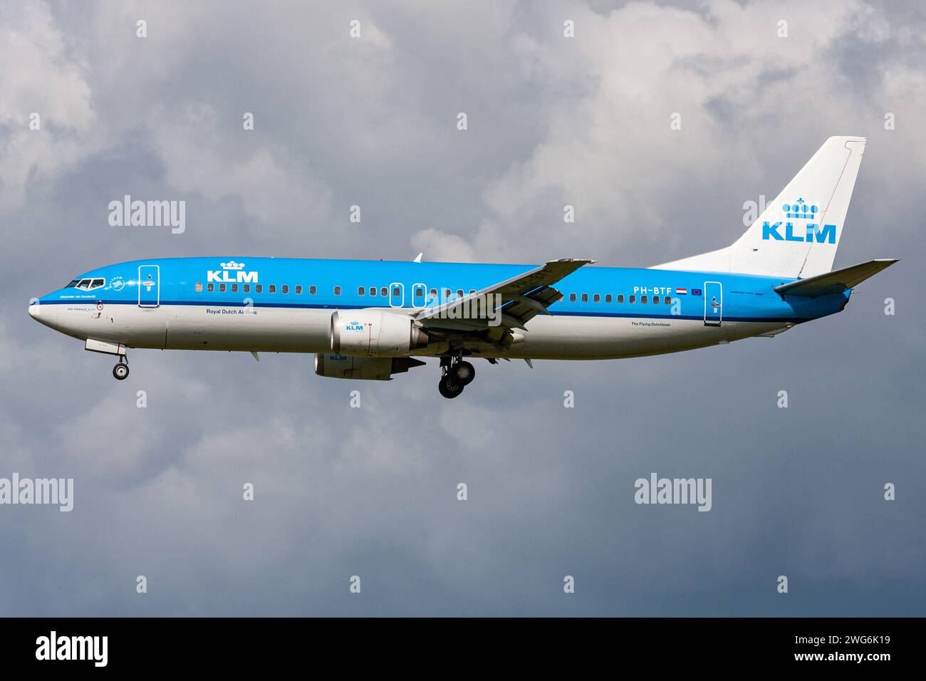 Niederländische KLM Boeing 737-400 mit Registrierung PH-BTF im Finale für den Flughafen Amsterdam Schiphol Stockfoto